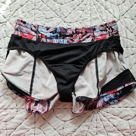 Lululemon Hotty Hot‎ Lined Short Size 6