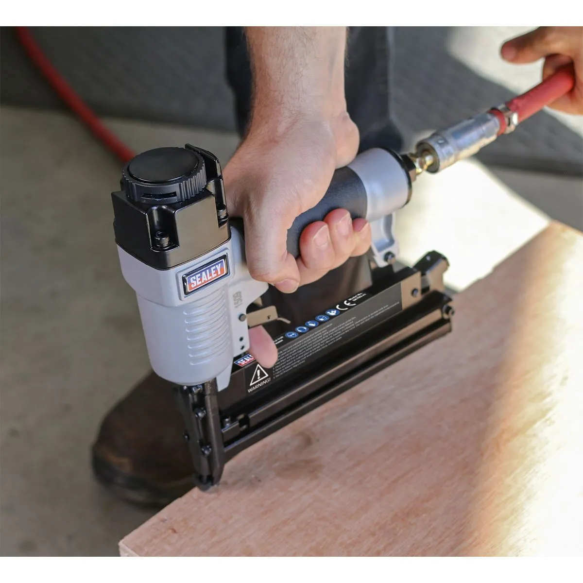 Sealey Air Nail Staple Gun 10-50mm Nails 10-40mm Staples Capacity Nailer Stapler