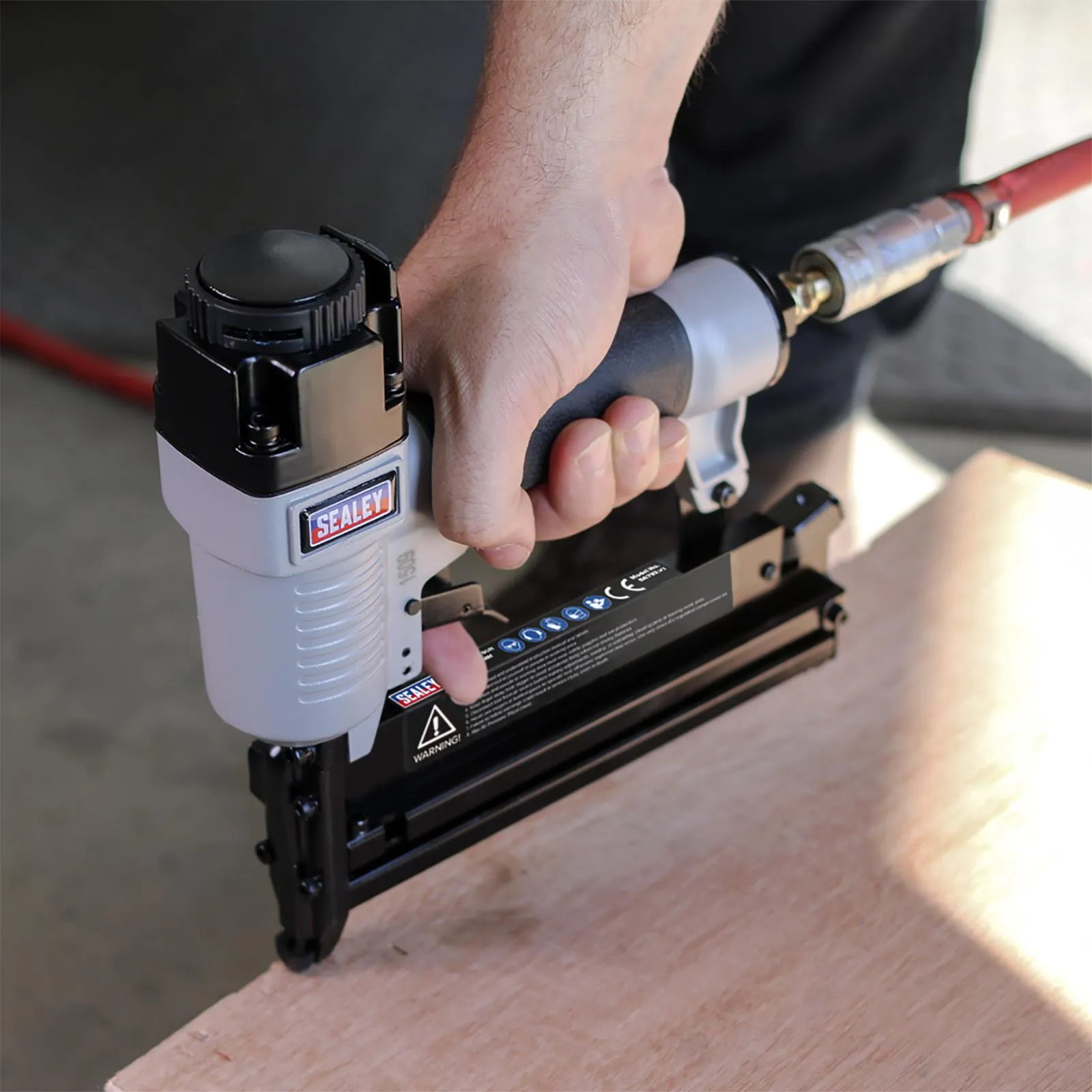 Sealey Air Nail Staple Gun 10-50mm Nails 10-40mm Staples Capacity Nailer Stapler