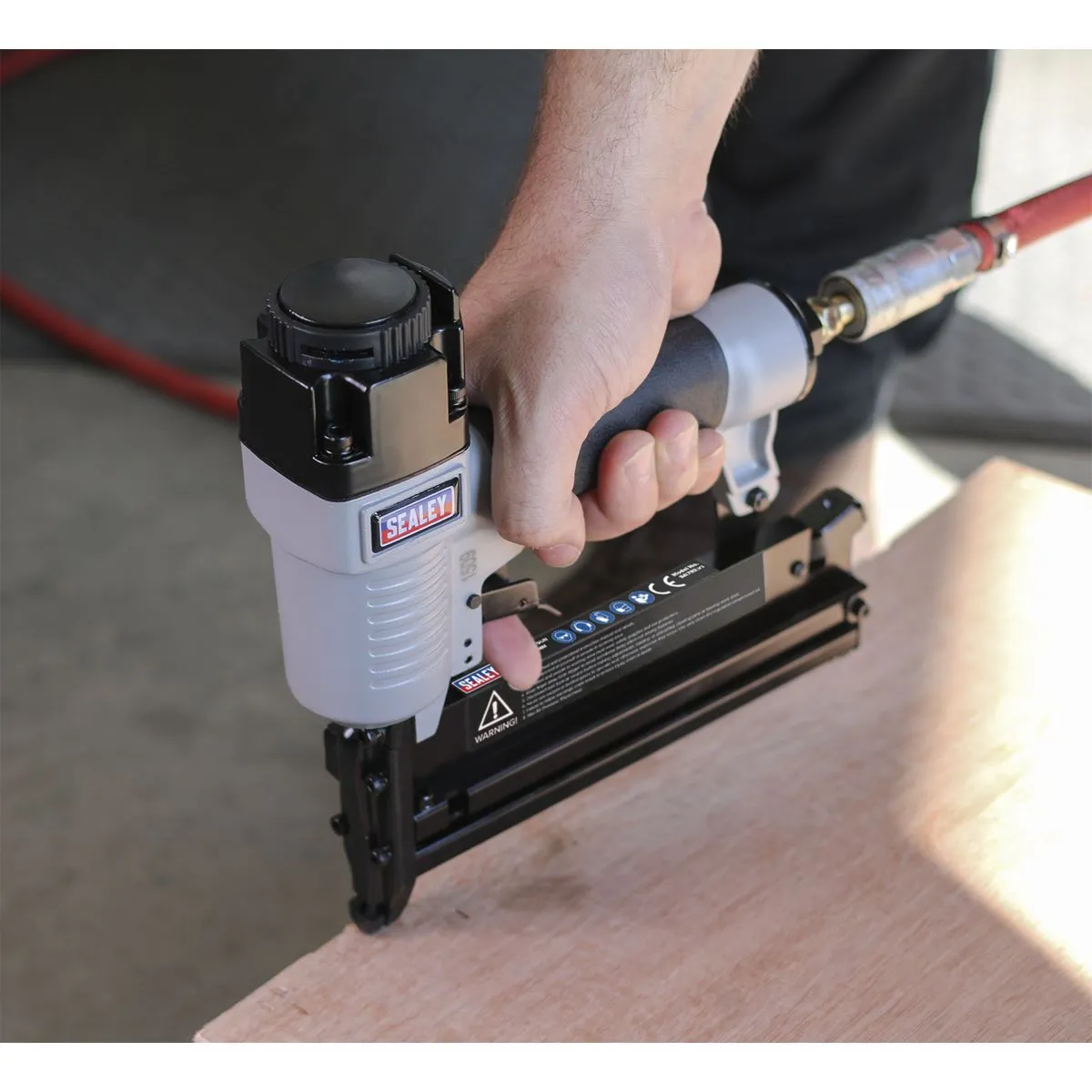 Sealey Air Nail Staple Gun 10-50mm Nails 10-40mm Staples Capacity Nailer Stapler