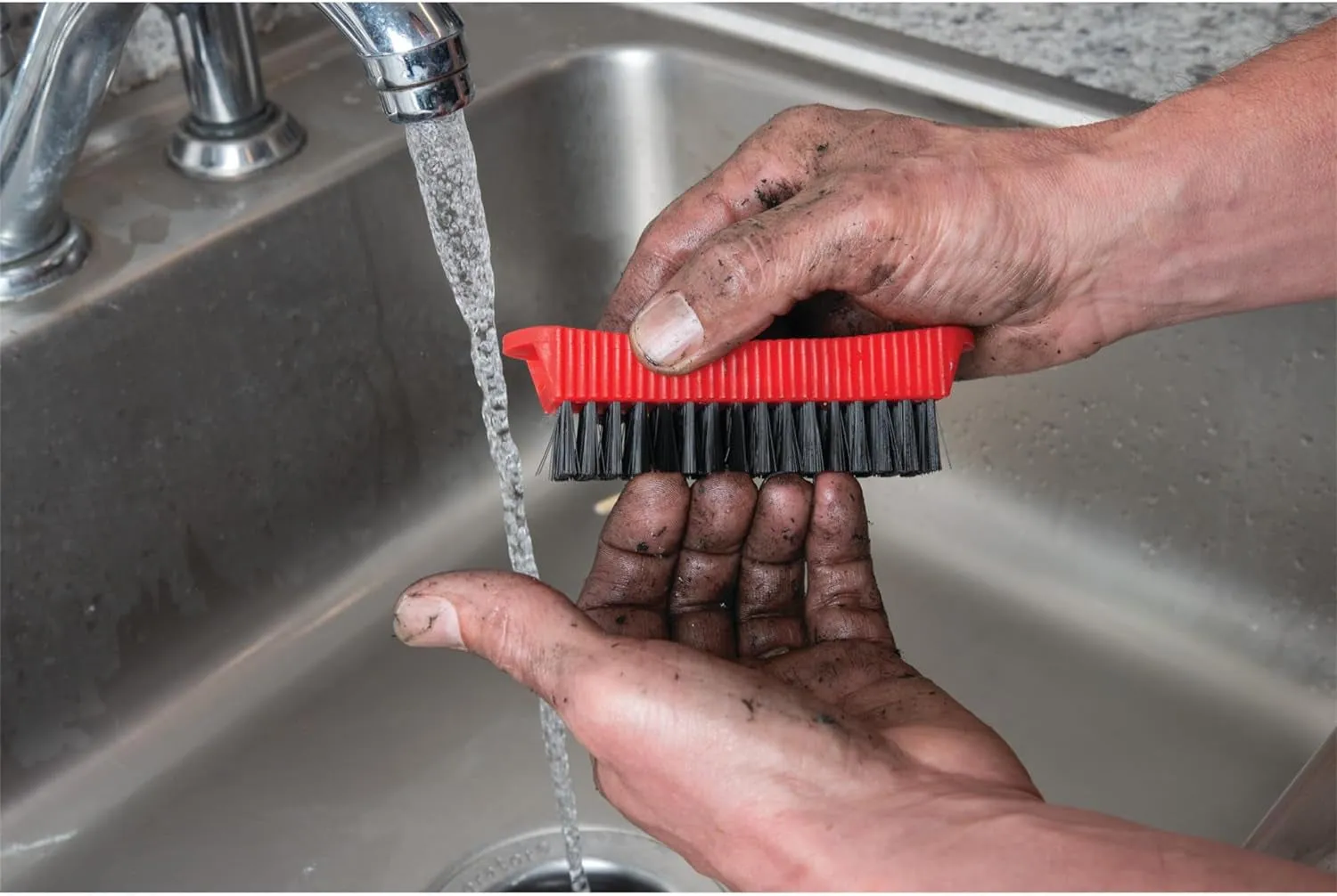 W9163 Utility and Fingernail Brush with Magnet / Scrub Brush
